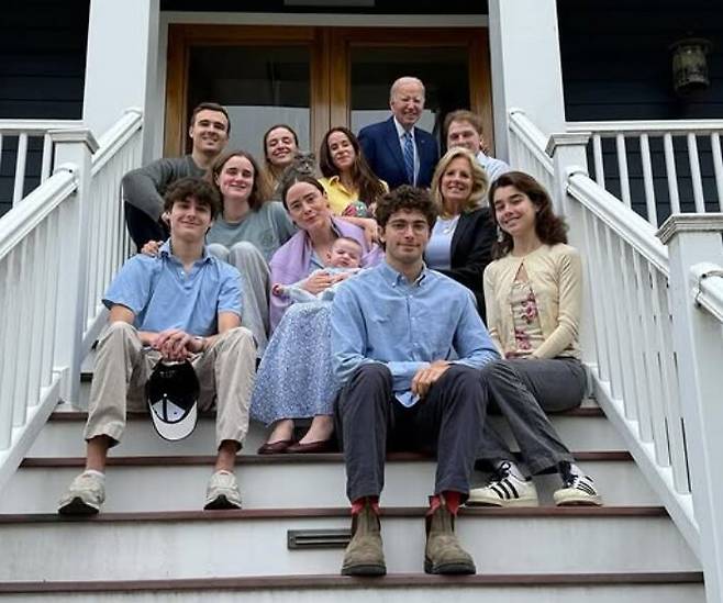 바이든 전 대통령이 부활절에 올린 가족사진. 홀로 다른 분위기의 복장을 한다는 점 등 때문에 합성 논란이 불거졌다. /인스타그램