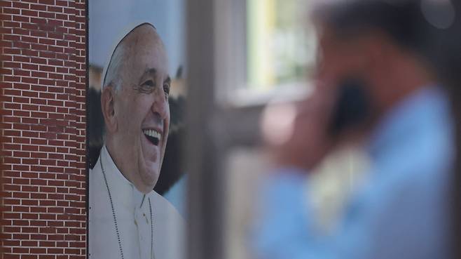 2013년부터 12년간 전 세계 14억 가톨릭 신자를 이끌어온 프란치스코 교황이 88세로 선종한 21일 서울 중구 명동대성당 내 영성센터 건물 외벽에 프란치스코 교황의 사진이 걸려있다. /연합뉴스