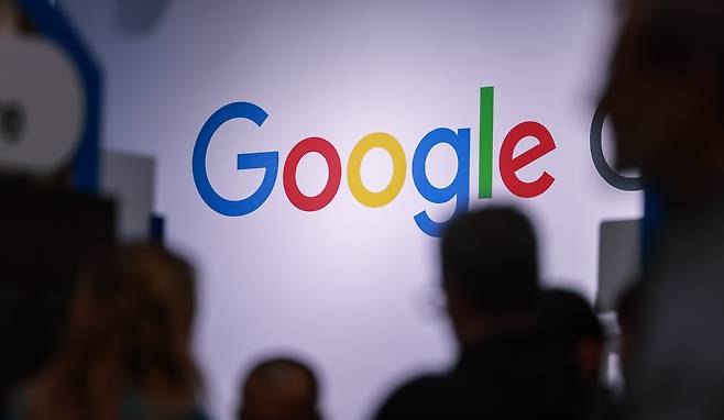 구글이 자사 웹사이트 주소에서 국가별 도메인 지원을 종료하고 '구글닷컴'(google.com)으로 통합하기로 했다. / 연합뉴스