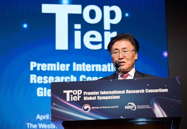 유상임 과학기술정보통신부 장관이 22일 서울 중구 웨스틴조선호텔에서 열린 톱티어 사업 글로벌 심포지엄에서 환영사를 하고 있다./과학기술정보통신부