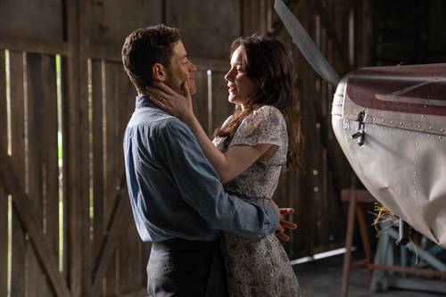 (L-R) Rami Malek as Heller and Rachel Brosnahan as Sarah in 20th Century Studios‘ THE AMATEUR. Photo by John Wilson. © 2024 20th Century Studios. All Rights Reserved.