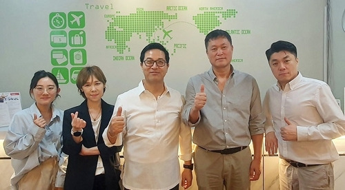 좌에서 세 번째가 쿠바 가비오따 한국총판 IRC 최혁 대표, 네 번째가 투어민 민경세 대표