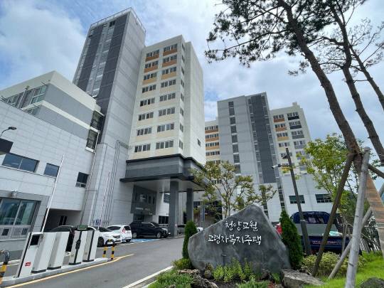청양군이 고령자에게 주거, 의료, 요양, 돌봄서비스를 원스톱으로 제공하는 청양 교월리 고령자복지주택이 전국을 선도하는 통합돌봄 모델 구축 우수 사례로 알려져 전국적인 관심을 끌고 있다.청양군 제공