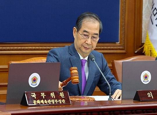 한덕수 대통령 권한대행 국무총리가 22일 정부서울청사에서 열린 국무회의에서 의사봉을 두드리며 개회 선언을 하고 있다. 연합뉴스