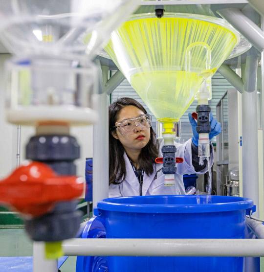 해수방사능 분석. 한국원자력안전기술원 제공