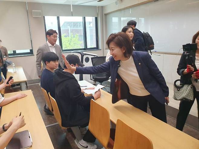 나경원 국민의힘 대선 경선 후보가 21일 대구 북구 경북대에서 열린 강연을 마치고 대학생들과 인사를 나누고 있다. ⓒ데일리안 김민석 기자