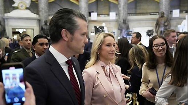 피트 헤그세스 미국 국방장관이 배우자 제니퍼와 지난달 4일 미국 연방의회 의사당에 도착하고 있다. ⓒAP/연합뉴스