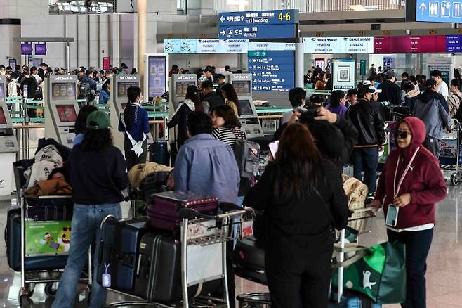 여행객으로 북적이는 인천국제공항 제1여객터미널 출국장. ⓒ뉴시스