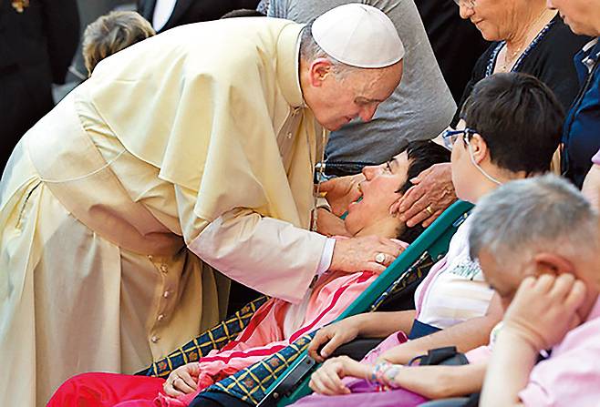 2013년 6월 로마 성베드로 광장에서 병자를 위한 미사를 집전하는 교황