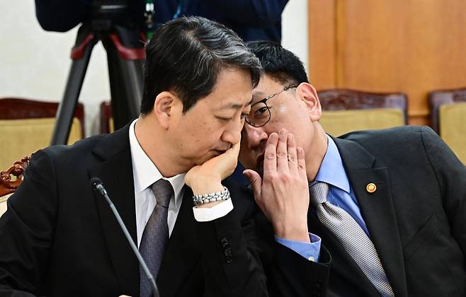 최상목 부총리 겸 기획재정부 장관(오른쪽)이 21일 정부서울청사에서 열린 경제안보전략 태스크포스(TF) 회의에서 입을 가리고 안덕근 산업통상자원부 장관에게 귓속말을 하고 있다. 대통령실사진기자단