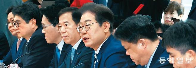 더불어민주당 이재명 전 대표(오른쪽에서 세 번째)가 21일 서울 여의도 금융투자협회에서 열린 자본시장 활성화 간담회에 참석해 발언하고 있다. 이날 이 전 대표는 “나도 꽤 큰 개미 중 하나였다. 상법이 개정되면 지배 대주주의 횡포가 줄어들고 비정상적인 경영 판단도 중단될 것”이라며 주주의 이익을 보호하기 위한 상법 개정 필요성을 재차 강조했다. 이훈구 기자 ufo@donga.com