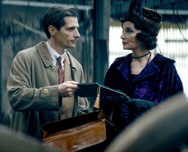 영화 ‘볼레로: 불멸의 선율’에서 작곡가 모리스 라벨 역을 맡은 라파엘 페르소나(왼쪽)와 무용가 이다 루빈슈타인 역의 잔 발리바르. 찬란 제공