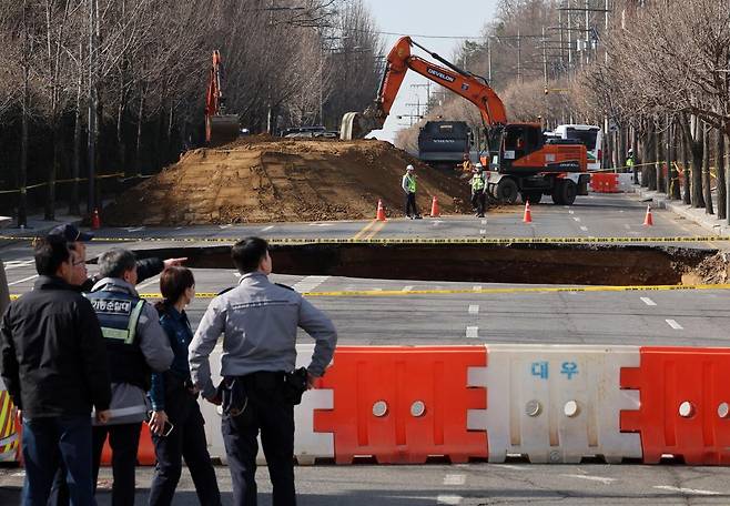 26일 오전 서울 강동구 싱크홀(땅 꺼짐) 사고 현장에서 관계자들이 복구작업 준비를 하고 있다. 2025.03.26 뉴시스