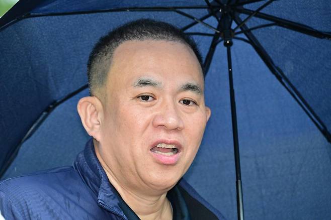 22일 오전 최근 보석으로 풀려난 정치 브로커 명태균 씨가 경남 창원시 성산구 창원지방법원에서 열린 제4차 공판에 출석하며 취재진 질문에 답하고 있다. 뉴시스