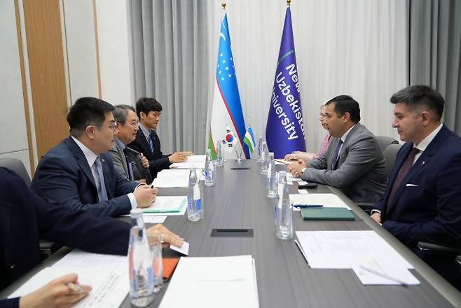 교류 방안을 논의중인 이건우 DGIST 총장(왼쪽 가운데) 및 바흐티요르 율다셰프 뉴우즈베키스탄대&nbsp;총장 직무대행(오른쪽 가운데) 및 관계자들. DGIST 제공