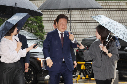 이재명 더불어민주당 대선 경선 후보가 22일 서울 서초구 서울중앙지법에서 열린 '대장동 배임·성남FC 뇌물' 1심 속행 공판에 출석하고 있다.<연합뉴스 사진>