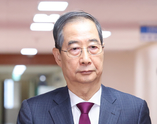 한덕수 대통령 권한대행 국무총리가 지난 14일 정부서울청사에서 국무회의에 입장하고 있다. <연합뉴스>
