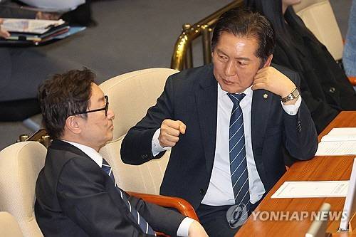 윤석열 대통령 탄핵소추단에 참여한 더불어민주당 정청래(오른쪽)·박범계 의원이 지난 4월 2일 서울 여의도 국회 본회의장에서 대화하고 있다. [연합뉴스]