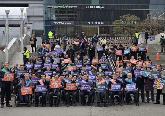 지난 3월5일 오후 서울역광장에서 대한민국헌정회와 시민사회단체들이 '분권형 권력구조 개헌 범국민 서명운동 발대식'을 개최한 가운데 기념촬영을 하고 있다.<대한민국헌정회 홈페이지 사진>