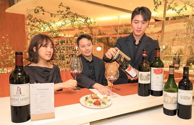 현대백화점 압구정본점 지하 1층에 위치한 '프리미엄 글라스 와인 바'에서 고객들이 최고급 와인에 해당하는 5대 샤토를 글라스 와인으로 즐기고 있다.