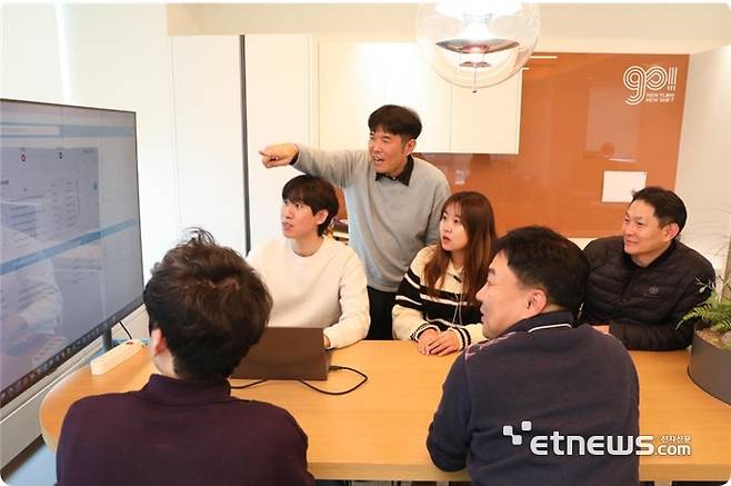 DA인포메이션 직원들이 회의를 하고 있다.