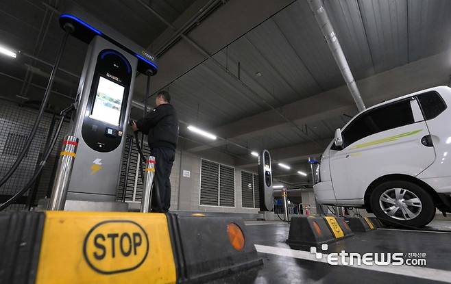 LG전자가 전기차 충전기 제조사업 진출 3년 만에 철수한다. 세계적인 전기차 시장 성장 둔화와 도널드 트럼프 미국 행정부의 전기차 인프라 보조금 정책 중단이 결정적 영향을 미친 것으로 풀이된다. 사진은 22일 서울 한 대형마트에 설치된 LG전자 전기차 충전기. 김민수기자 mskim@etnews.com