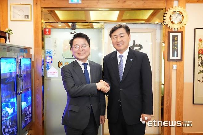 육동한 춘천시장(왼쪽)과 김관영 전북도지사가 오찬을 함께 하며 지역현안을 논의했다.