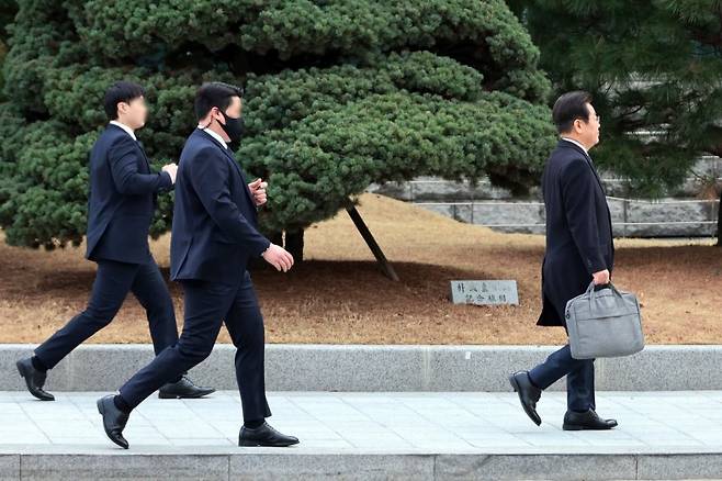 최근 신변 위협 우려가 제기된 더불어민주당 이재명 대표가 지난 17일 경호원들의 보호를 받으며 서울 여의도 국회 경내를 걷고 있다. 연합뉴스
