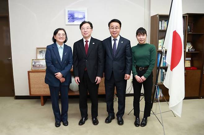 오츠카 츠요시 주부산일본국총영사와 박성호 부산진해경자청장(왼쪽 2번째부터)이 환담후 기념촬영을 하고 있다. 부산진해경자청 제공