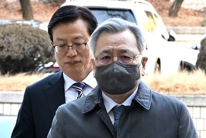 '대장동 사건'과 관련해 민간업자들에게 청탁을 대가로 금품을 수수한 혐의로 재판에 넘겨진 박영수 전 특별검사./사진=뉴스1