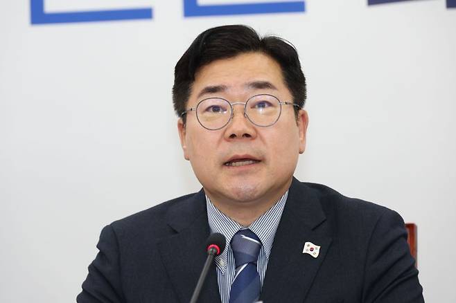 더불어민주당 박찬대 대표 직무대행이 22일 국회에서 열린 원내대책회의에서 발언하고 있다. 사진=서동일 기자