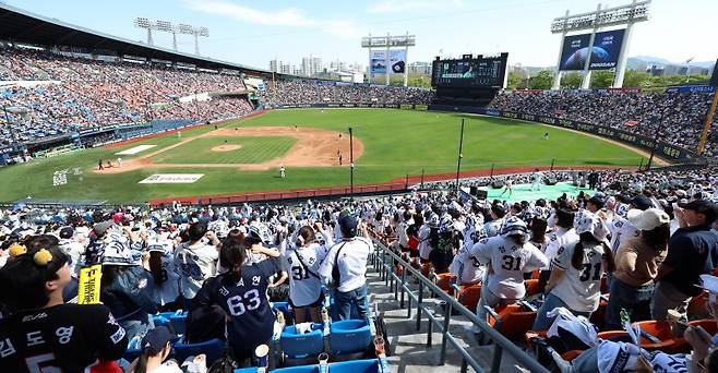 지난 20일 오후 서울 송파구 잠실야구장에서 열린 '2025 신한 SOL뱅크 KBO 리그' 기아 타이거즈와 두산 베어스의 경기에서 만원 관중이 열띤 응원을 하고 있다. 뉴스1
