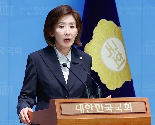 나경원 국민의힘 대선 경선 후보가 22일 오후 서울 여의도 국회 소통관에서 5대 초광역 메가시티, 3대 글로벌 혁신허브 내용을 담은 부울경 공약을 발표하고 있다. 뉴스1