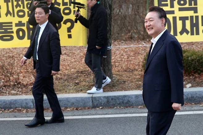 김성훈 대통령경호처 차장(왼쪽)이 지난 3월8일 오후 경기 의왕시 서울구치소에서 구속 취소로 풀려난 윤석열 전 대통령을 경호하고 있다. 김영원 기자 forever@hani.co.kr