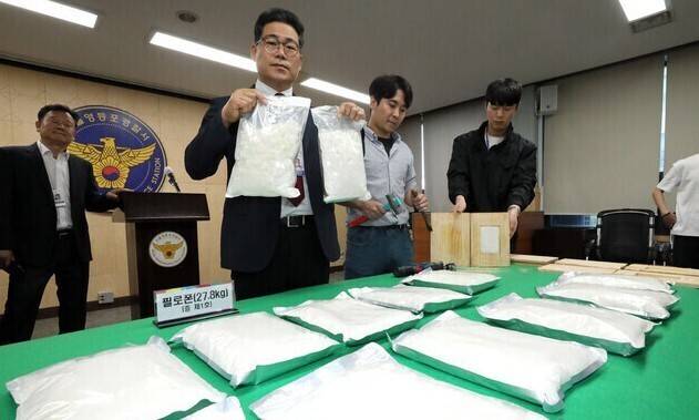 2023년 10월10일 서울 영등포경찰서 백해룡 형사2과장이 말레이시아에서 필로폰을 국내로 밀반입한 마약 밀매 조직 검거를 발표하면서 증거물을 보이고 있다. 연합뉴스