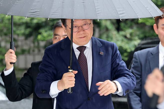 이재명 더불어민주당 대선 경선 후보가 22일 오전 서울 서초구 서울중앙지법에서 열린 ‘대장동 배임·성남FC 뇌물’ 1심 속행 공판에 출석하고 있다. 김영원 기자 forever@hani.co.kr