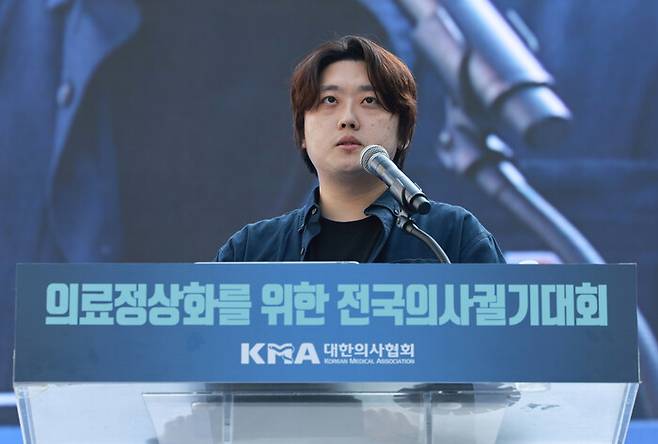 박단 대한전공의협의회 비상대책위원장이 지난 20일 서울 중구 숭례문 인근 세종대로에서 열린 ‘의료정상화를 위한 전국의사궐기대회’에서 발언하고 있다. 연합뉴스
