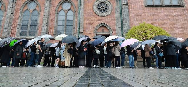 제266대 교황 프란치스코 교황이 선종한 다음날인 22일 오후 서울 중구 주교좌 명동대성당에 조문하러 온 시민들이 줄 서 있다. 김혜윤 기자 unique@hani.co.kr