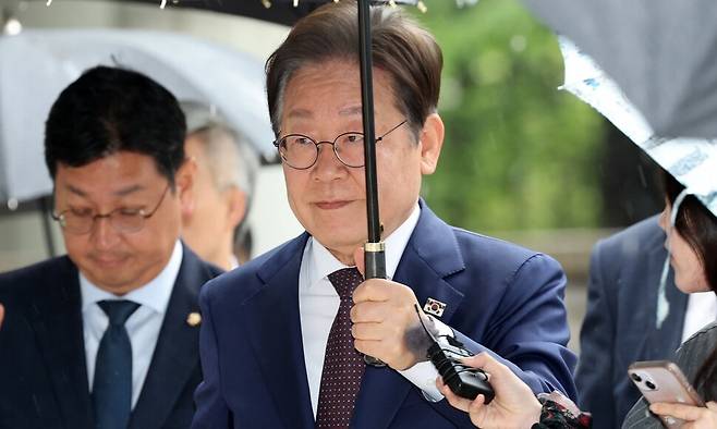 이재명 더불어민주당 대선 경선 후보가 22일 오전 서울 서초구 서울중앙지법에서 열린 ‘대장동 배임·성남FC 뇌물’ 1심 속행 공판에 출석하고 있다. 김영원 기자 forever@hani.co.kr