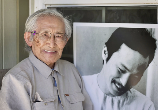 가난한 미국 유학생 이경원은 1956년 '짐 크로' 시대의 테네시주에서 기자생활을 시작하며 'K. W. LEE'란 바이라인을 썼다. 그는 79년 미국 최초 한인 영자매체를 창간, 이민자 사회 내부가 아닌 주류 사회를 향해 이민자 차별 등 시스템의 불의를 고발했다. 그는 모든 저널리즘은 좌파와 우파가 아닌 매의 관점(조감)과 애벌레의 관점(앙각)으로 나뉜다고 여겼고, 평생 '애벌레 저널리즘'을 고수했다. 70년대 한인 사형수 이철수의 사진을 배경 삼아 포즈를 취한 2022년의 이경원. AP 연합뉴스