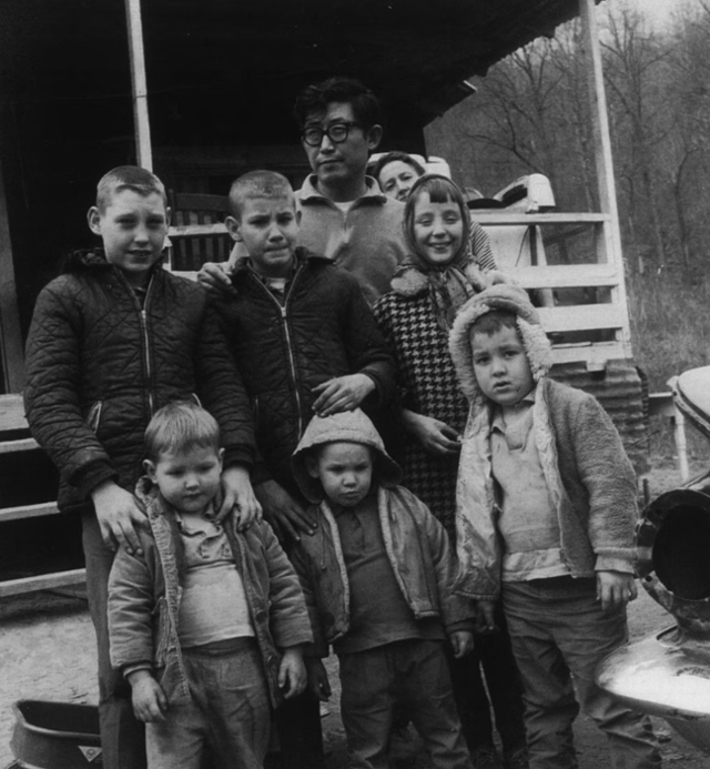 애팔레치아 탄광 지대의 가난과 노동인권 실태를 취재하던 1960년대 '찰스턴 가제트' 기자 시절의 이경원. learn.aasc.ucla.edu