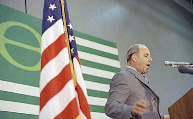 1970년 4월 22일 콜로라도 덴버에서 열린 제1회 지구의 날 개막식에서 연설하는 게일로드 넬슨. 위키미디어 커먼스