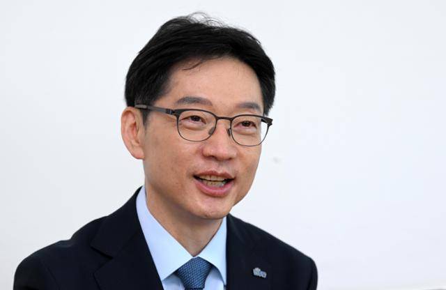 김경수 전 경남지사가 21일 서울 영등포구에 위치한 캠프 사무실에서 한국일보와 인터뷰를 하면서 미소를 보이고 있다. 홍인기 기자