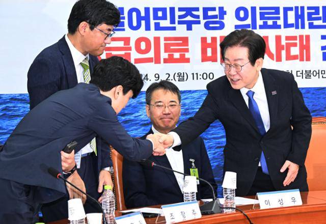당시 이재명 더불어민주당 대표가 지난해 9월 서울 여의도 국회에서 열린 의료대란대책특위-대한응급학회 응급의료 비상사태 간담회에서 참석한 의사들과 악수하고 있다. 고영권 기자