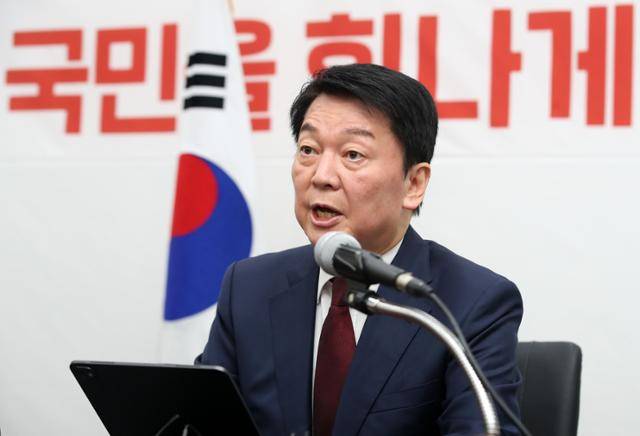 안철수 국민의힘 대선 경선 후보가 21일 대구시당에서 현안 관련 긴급 기자회견을 하며 발언하고 있다. 대구=뉴스1
