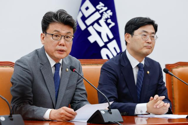 진성준 더불어민주당 정책위의장이 22일 서울 여의도 국회에서 열린 원내대책회의에 참석해 모두발언하고 있다. 뉴스1