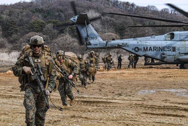 지난달 실시된 '25-1차 KMEP 연합보병·제병협동훈련'에서 미 해병대 장병들이 슈퍼스텔리온(CH-53E) 헬기에서 내린 뒤 목표 지점으로 이동하고 있다. 해병대사령부 제공