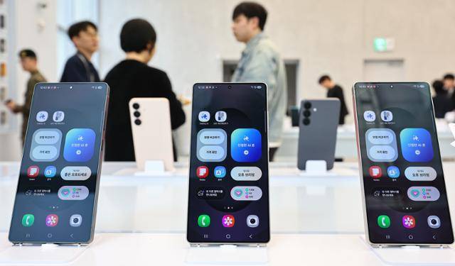 서울 서초구 '삼성 강남'에 삼성전자의 갤럭시 스마트폰이 진열돼 있다. 뉴스1