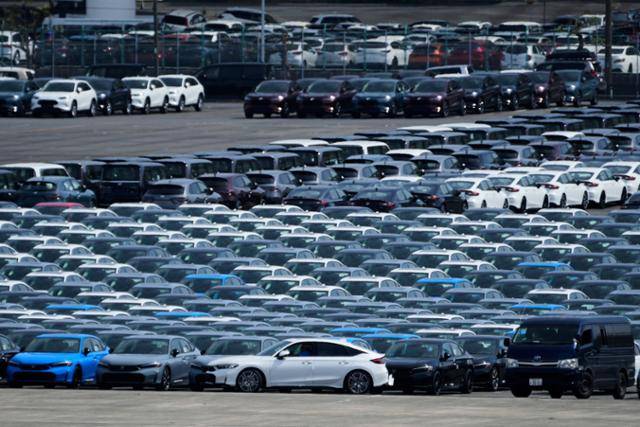 일본 수출 차량들이 8일 가나가와현 요코하마 다이코쿠부두에 주차돼 있다. 요코하마=AP 연합뉴스