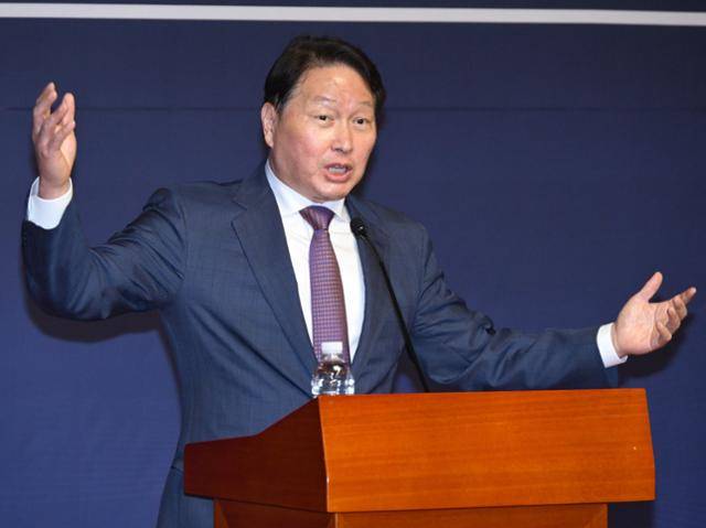 최태원 대한상공회의소 회장이 22일 서울 여의도 국회 사랑재에서 열린 국회 미래산업포럼 발족식에서 강연을 하고 있다. 공동취재 사진